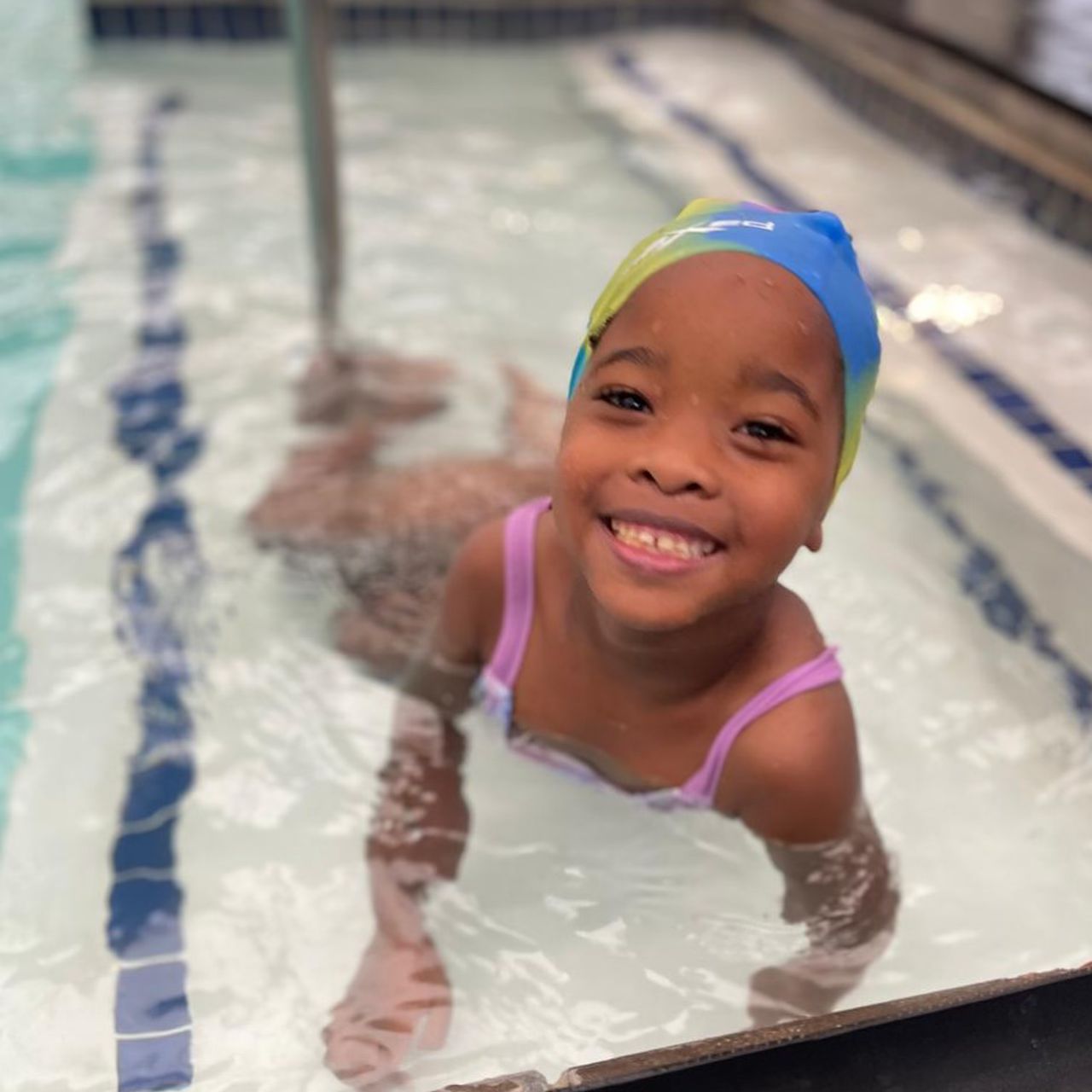 Glückliche Kinder im Wasser! Unsere Schwimmschüler